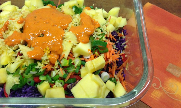 Rotkohl Salat mit Mais, Mango und Goji Beeren Tahini Dressing