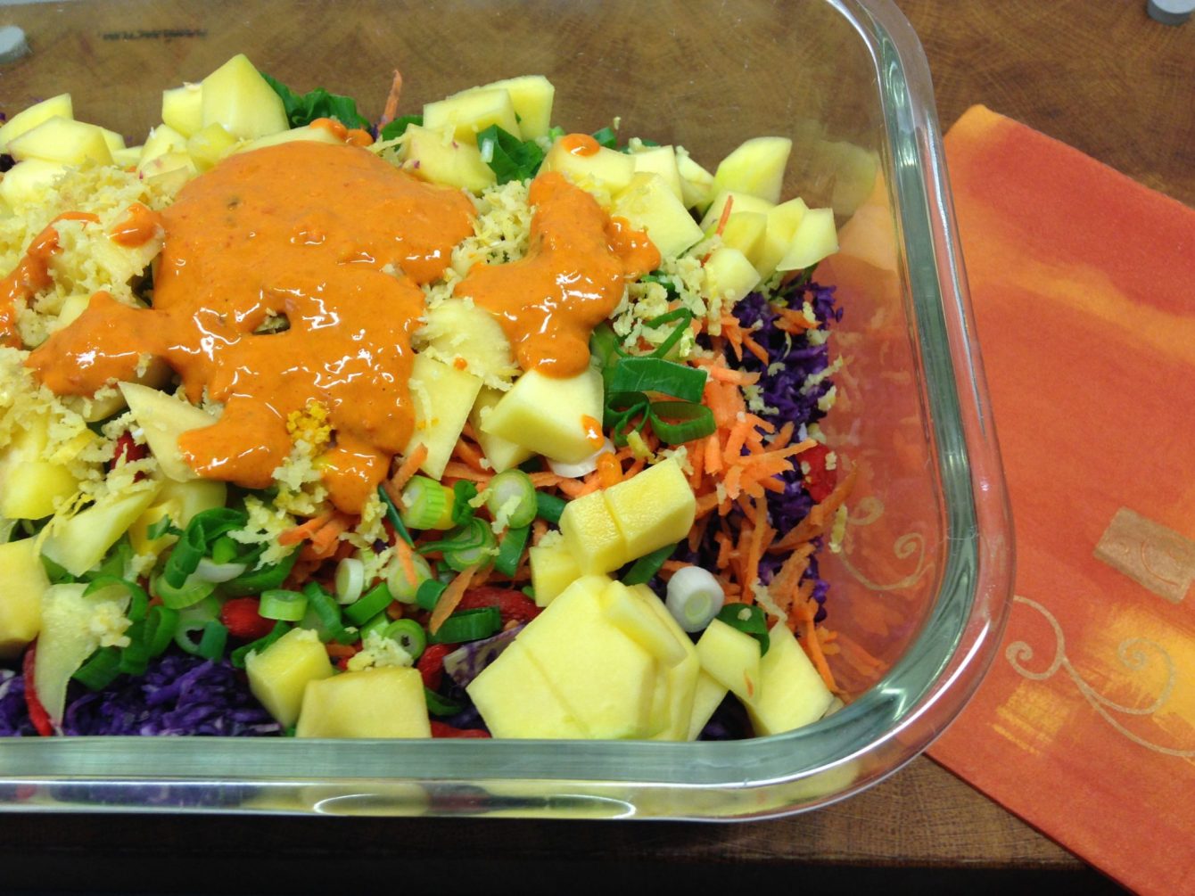 Rotkohl Salat mit Mais, Mango und Goji Beeren Tahini Dressing