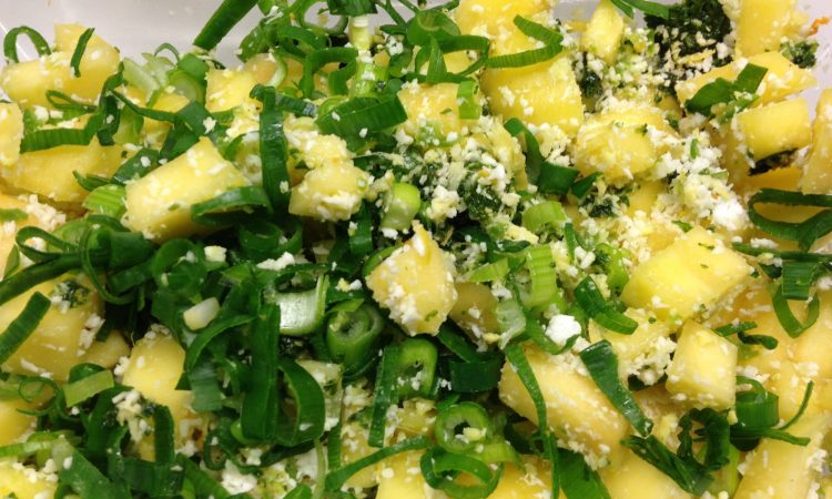 Avocado Mango Salat mit Kokosnuss und Chili