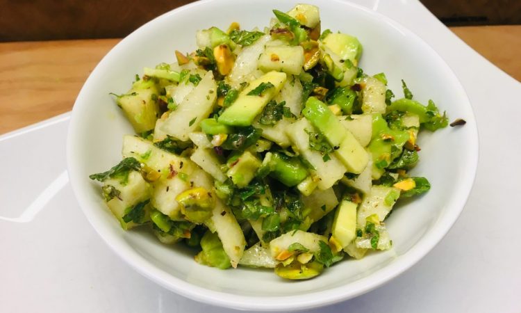 Avocado Birnen Salat mit Pistazien, Minze und Koriander