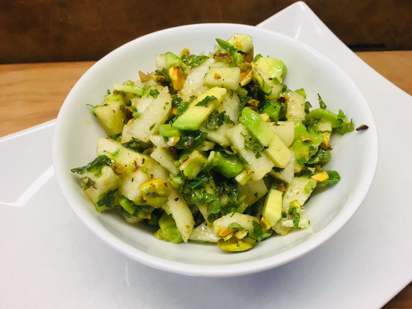 Avocado Birnen Salat mit Pistazien, Minze und Koriander