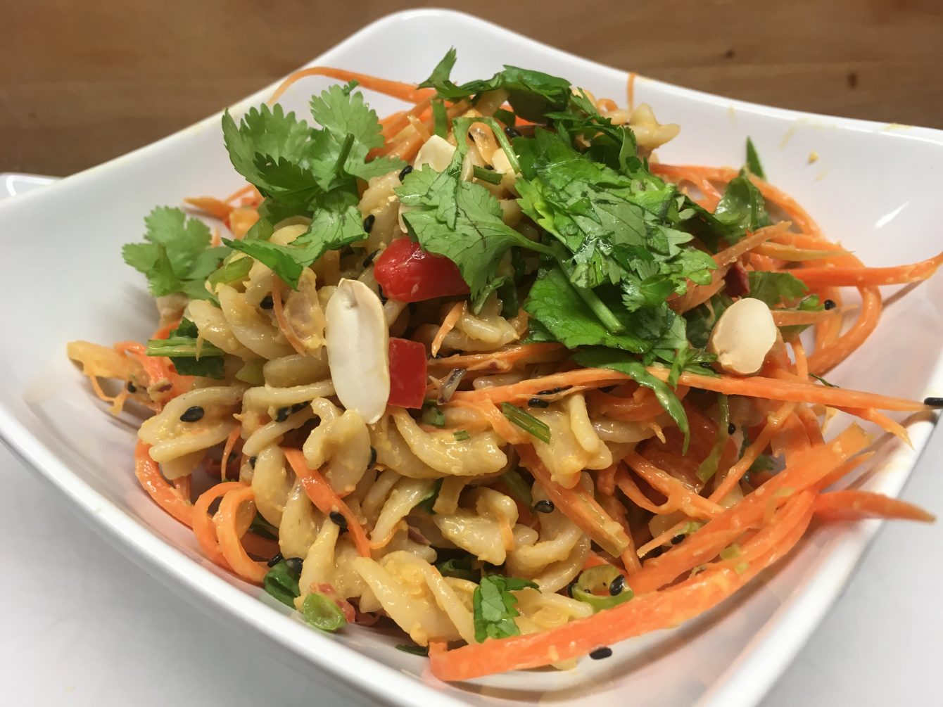 Thai Nudelsalat mit Erdnuss-Dressing