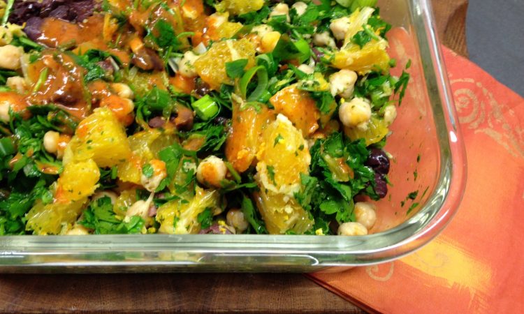 Kichererbsen Sprossen Salat mit Orangen, schwarzen Oliven und Harissa