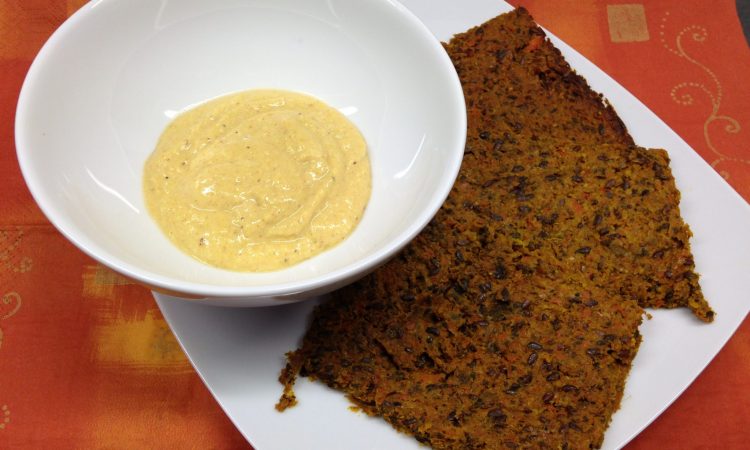 Rohkost Cracker aus Möhren und Leinsamen mit Orangen Cashew Curry Dip