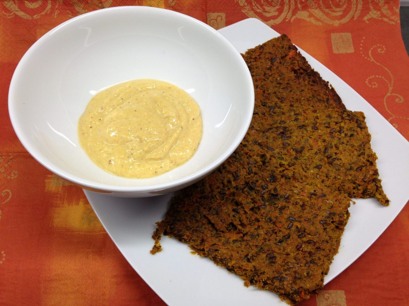Rohkost Cracker aus Möhren und Leinsamen mit Orangen Cashew Curry Dip