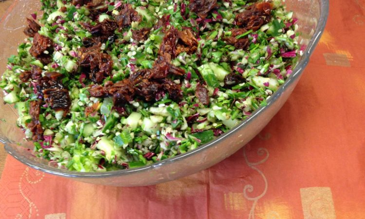 Rohkost Taboulé Salat aus Mangold und Hanfsamen