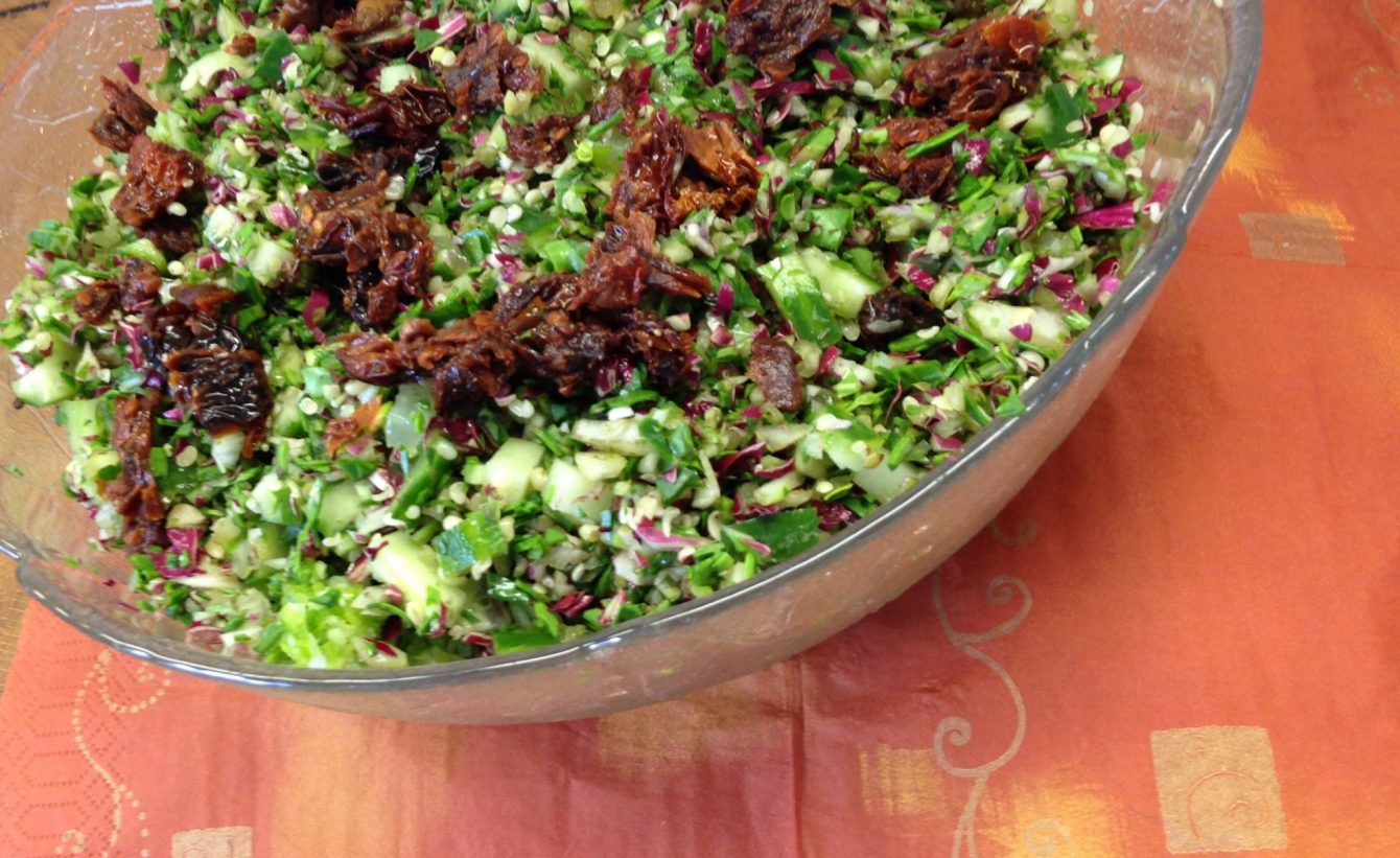 Rohkost Taboulé Salat aus Mangold und Hanfsamen