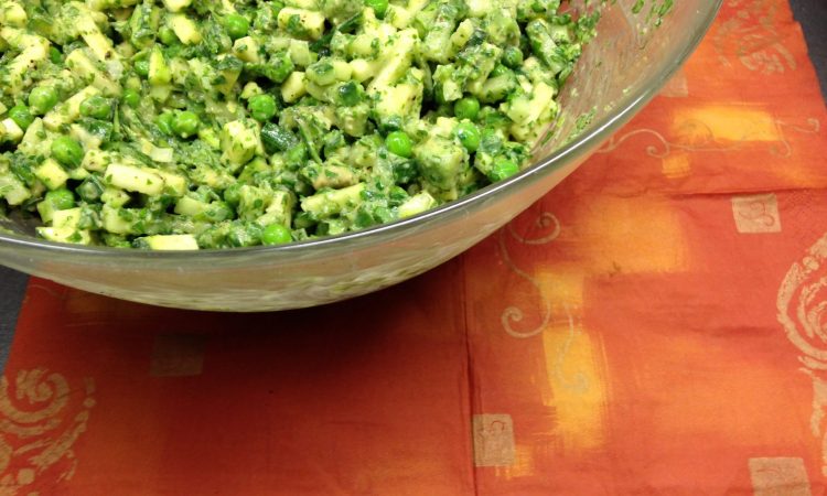 Erbsen Salat mit Avocado, Zucchini und Tahini Senf Mayonnaise