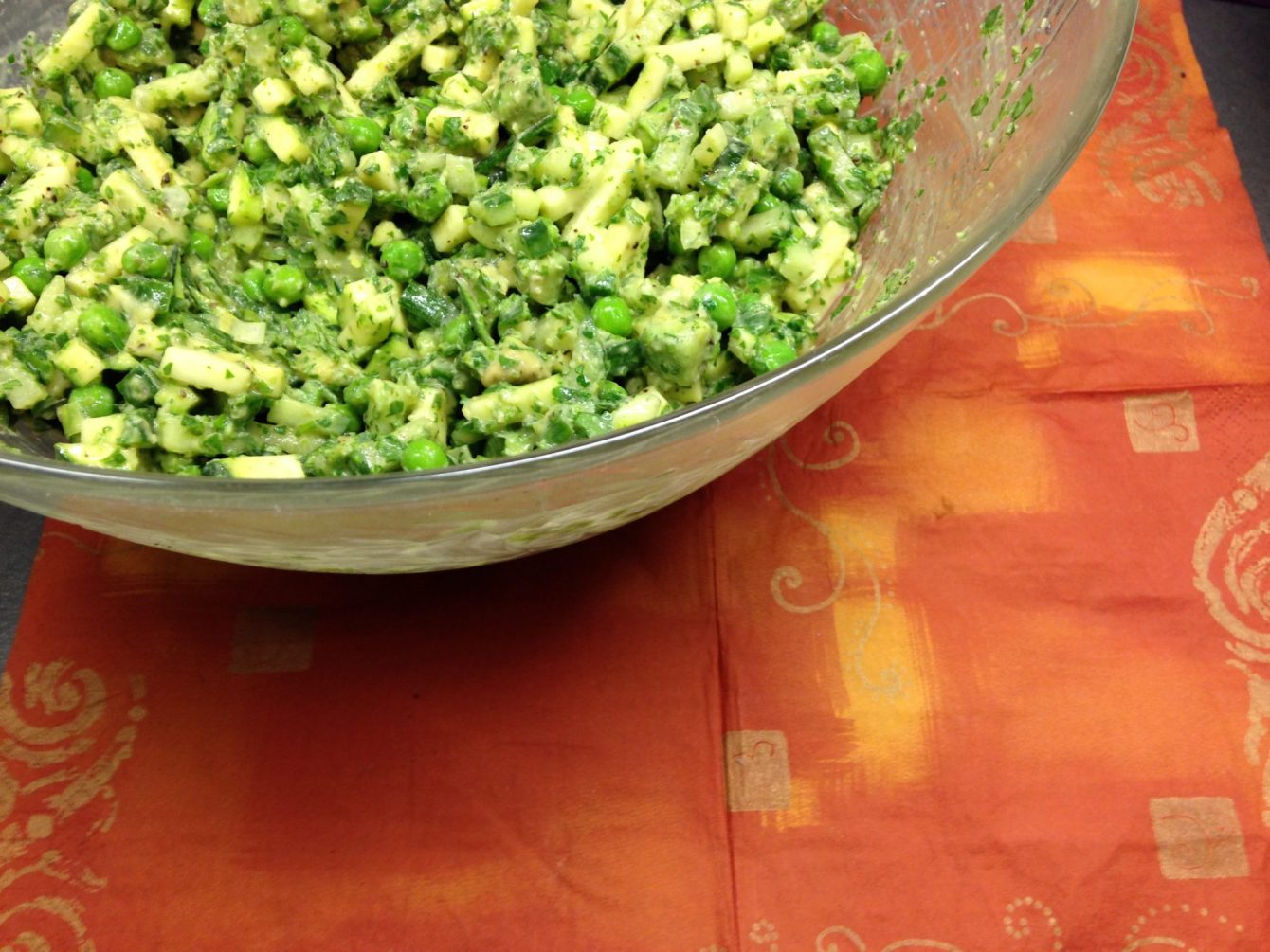 Erbsen Salat mit Avocado, Zucchini und Tahini Senf Mayonnaise