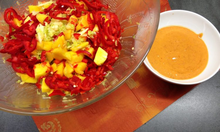 Wirsing Salat mit Mango, Paprika und Erdnuss Chili Sauce