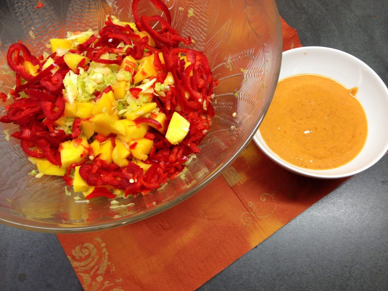 Wirsing Salat mit Mango, Paprika und Erdnuss Chili Sauce