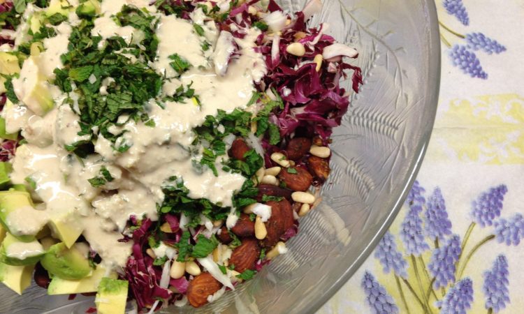 Radicchio Salat mit Avocado, Trauben, Pinienkernen und Zitronen Tahini Dressing