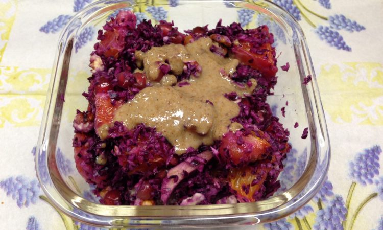 Rotkohl Salat mit Datteln, Granatapfelkernen, Orange und Walnüssen