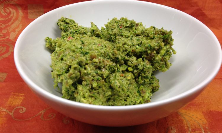 Brokkoli Pesto mit Kürbiskernen, Aprikosen, Chili und Rosmarin