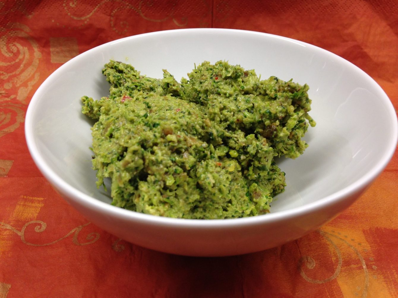 Brokkoli Pesto mit Kürbiskernen, Aprikosen, Chili und Rosmarin