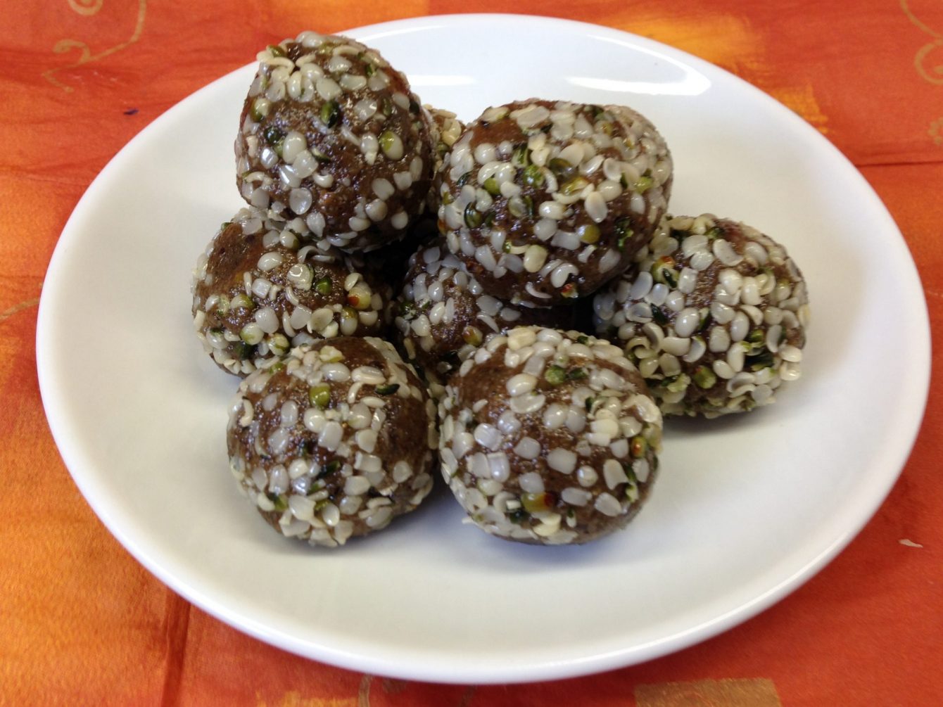 Energiebällchen aus Hanf, Mohn und Datteln