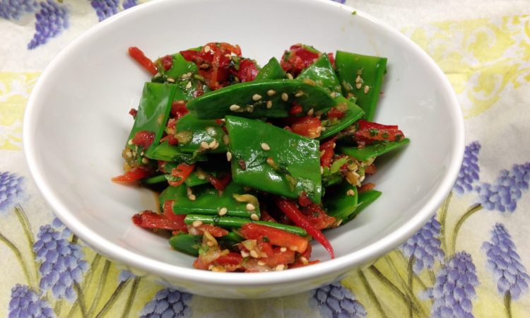 Zuckerschoten Salat mit Ingwer, Paprika und Sesam
