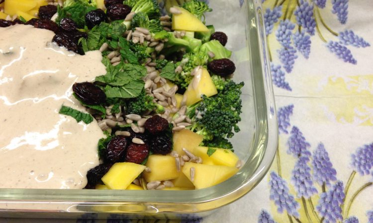 Brokkoli Salat mit Mango, Sonnenblumenkernen, Cranberries und Tahini Zitronen Dressing