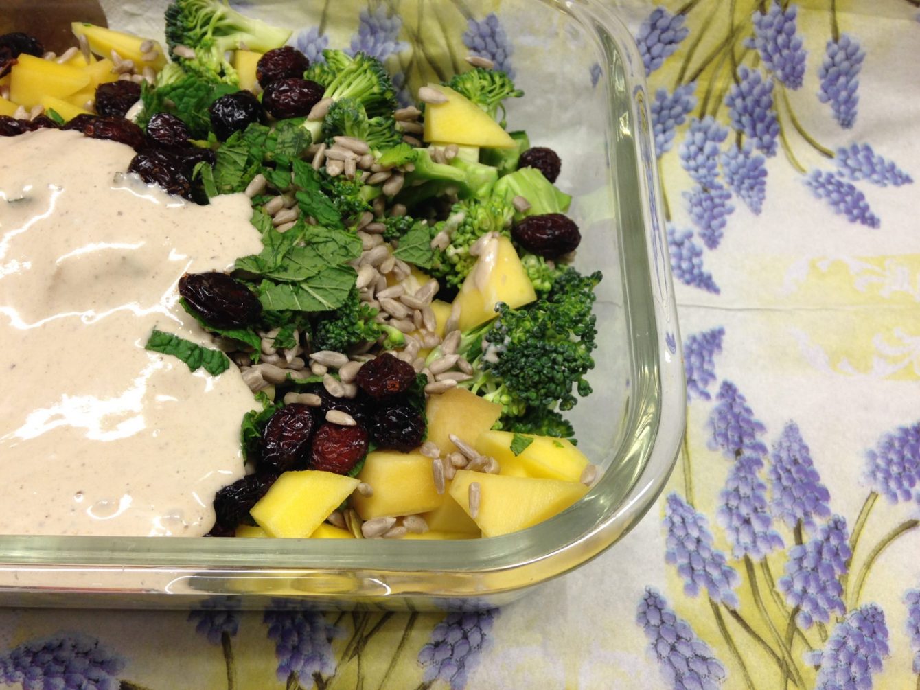 Brokkoli Salat mit Mango, Sonnenblumenkernen, Cranberries und Tahini Zitronen Dressing