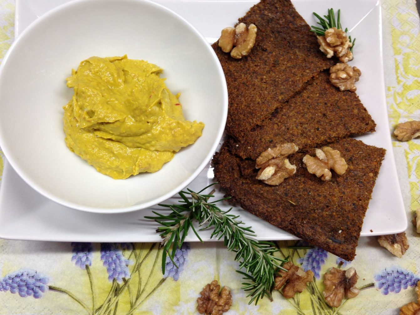 Rohkost Brote mit Walnüssen, Hanfsamen und Möhren