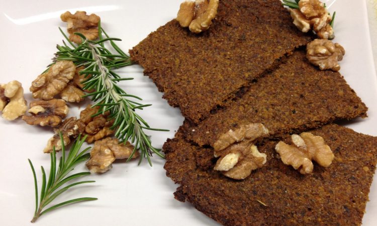 Rohkost Brot mit Walnüssen, Hanfsamen und Möhren