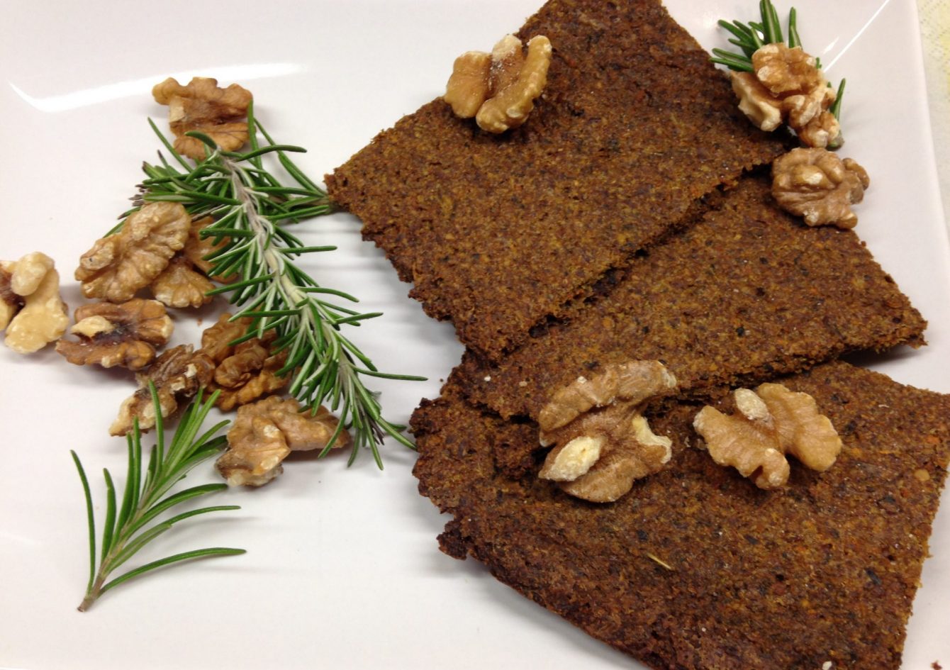 Rohkost Brot mit Walnüssen, Hanfsamen und Möhren