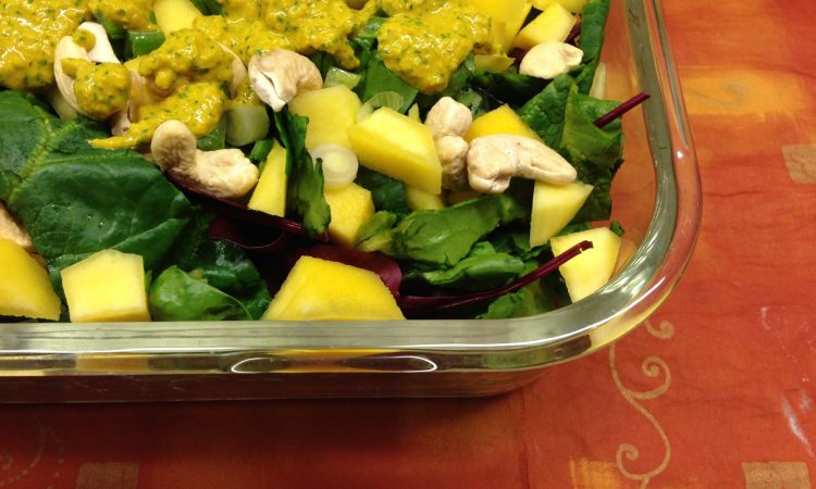 Spinatsalat mit cremigem Mango Kurkuma Ingwer Tahini Dressing