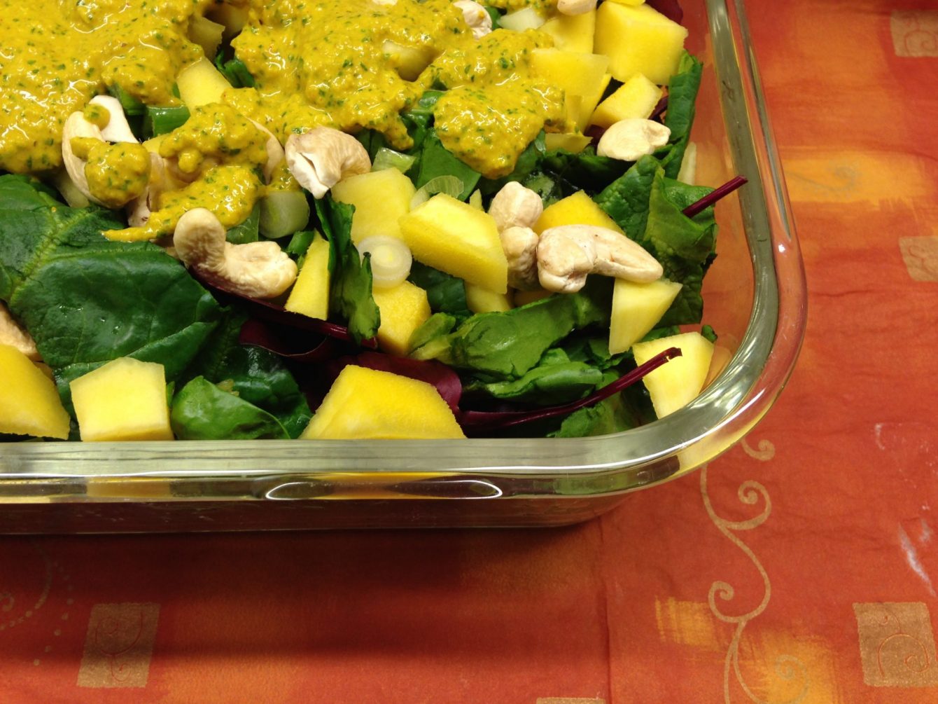 Spinatsalat mit cremigem Mango Kurkuma Ingwer Tahini Dressing