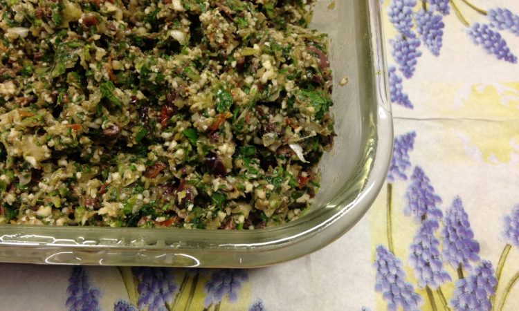 Mangold Blumenkohl Taboulé mit Oliven und getrockneten Tomaten