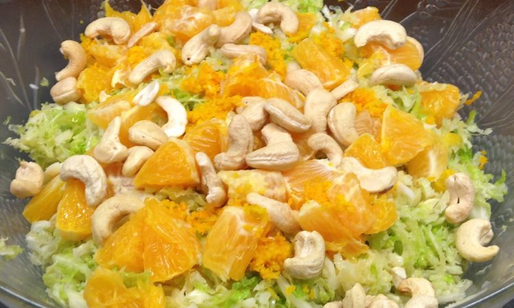 Wirsing Salat mit Orangen, Cashewkernen und Avocado Cashew Curry Dressing