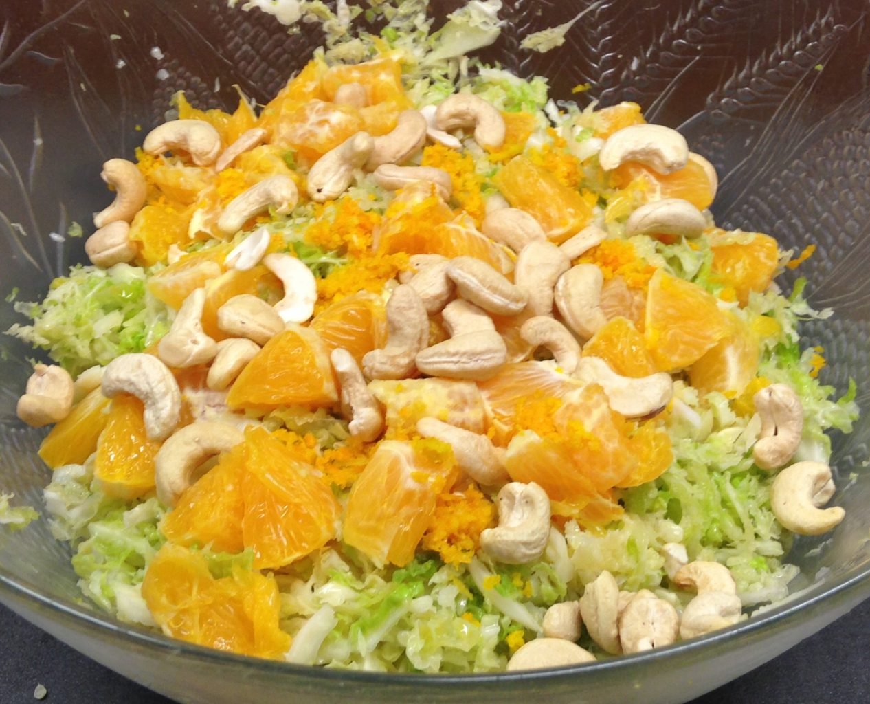 Wirsing Salat mit Orangen, Cashewkernen und Avocado Cashew Curry Dressing