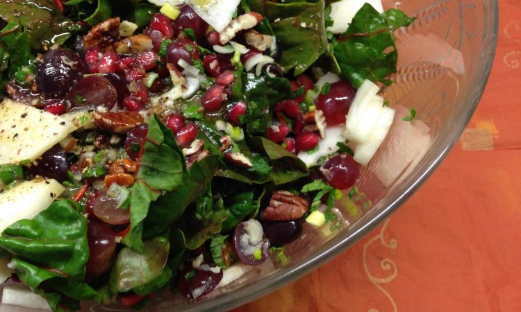 Mangoldsalat mit Birne, Granatapfelkernen, Trauben, Pekan Nüssen und Dattel Vinaigrette