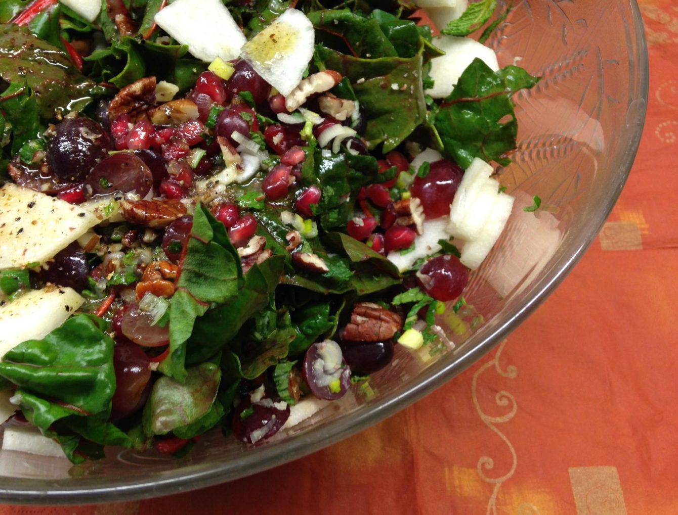 Mangoldsalat mit Birne, Granatapfelkernen, Trauben, Pekan Nüssen und Dattel Vinaigrette