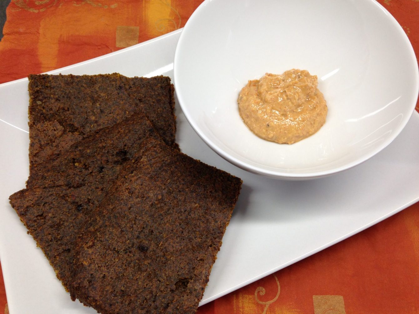 Rohkost Brot Cracker aus Leinsamen und Gewürzen