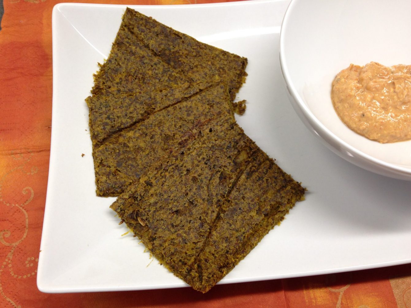 Rohkost Brot aus Wirsing und Cashewkernen mit Orangen Curry und Kurkuma