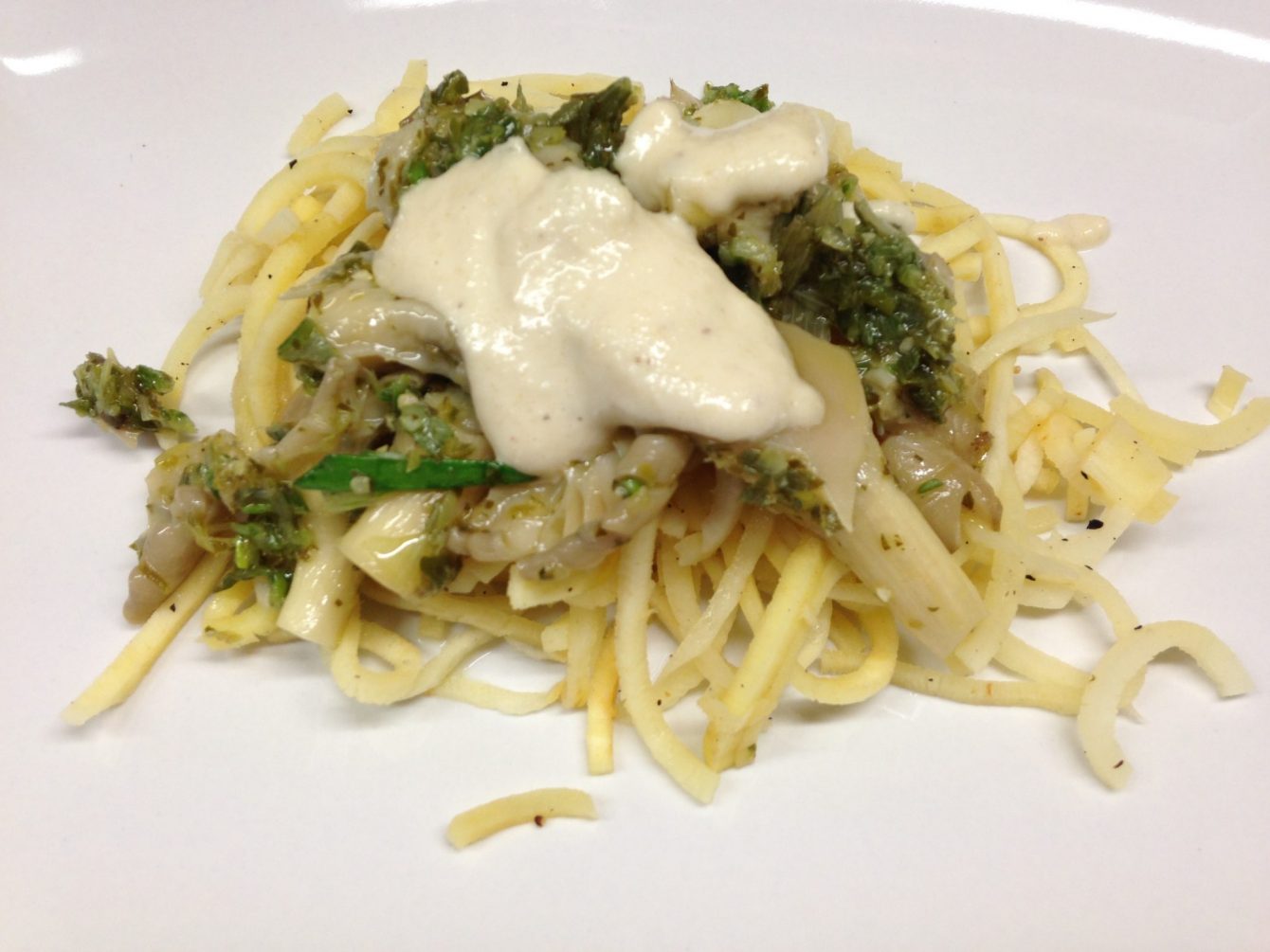 Pastinaken Pasta mit marinierten Austernpilzen und Cashew Aioli
