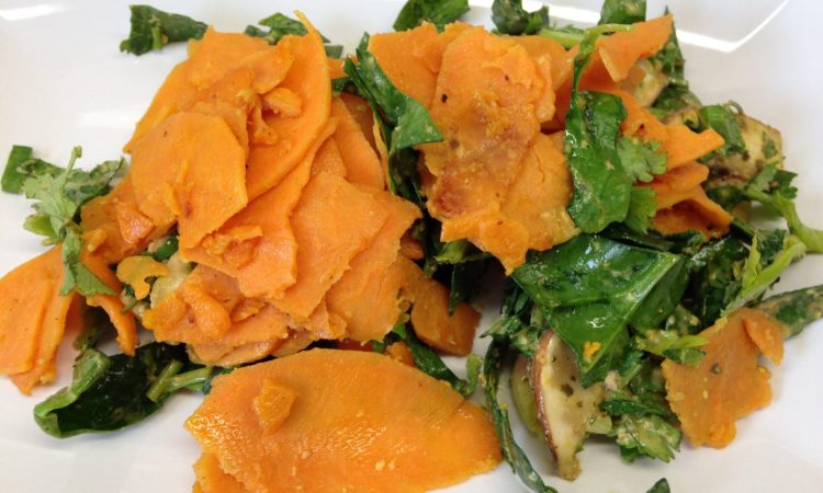 Gemüse Bandnudeln aus Süßkartoffel mit Spinat, Champignons und Mandel Kokosnuss Satay