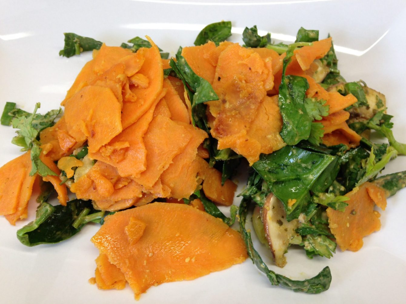 Gemüse Bandnudeln aus Süßkartoffel mit Spinat, Champignons und Mandel Kokosnuss Satay