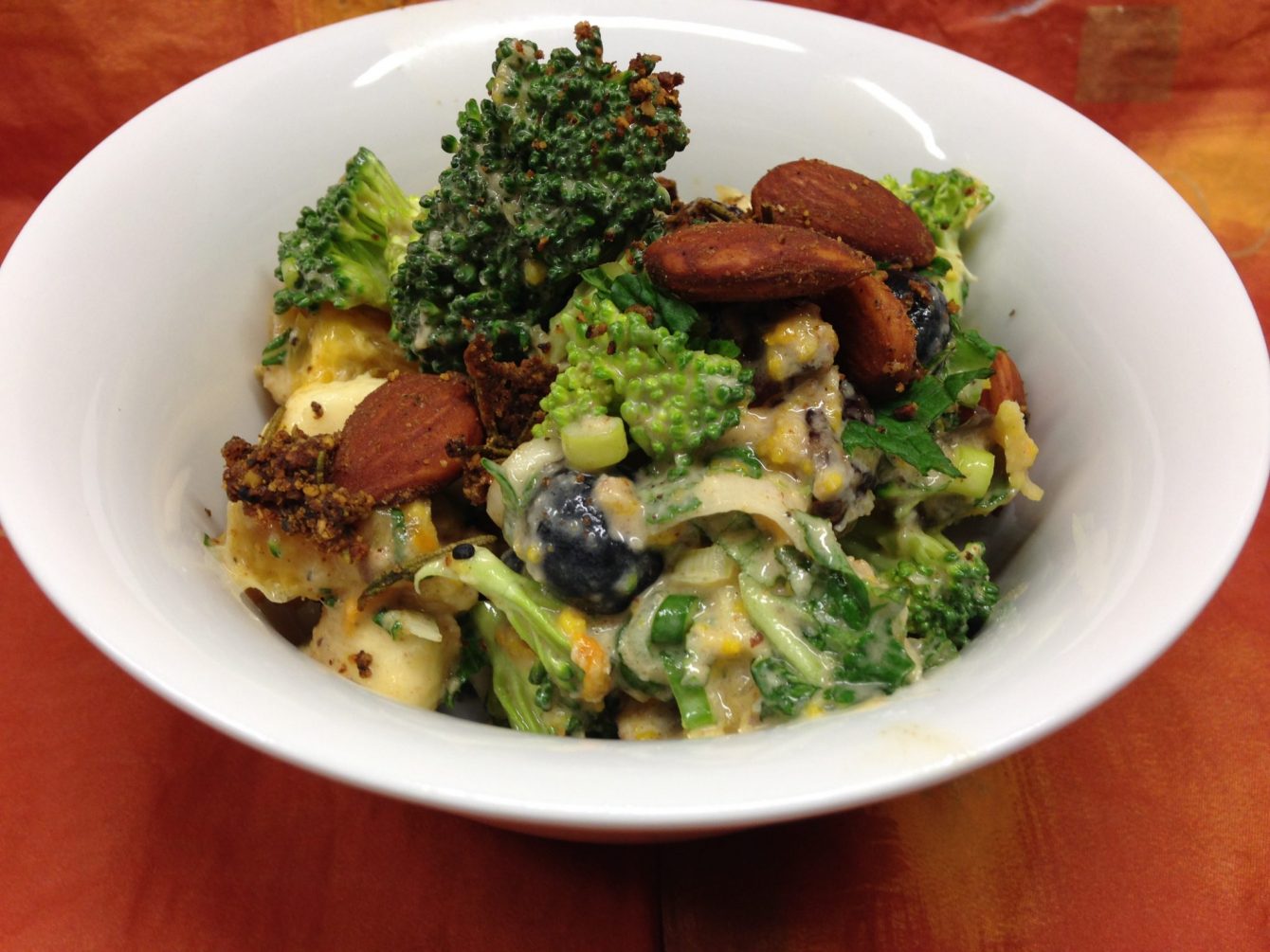 Brokkoli Salat mit Heidelbeeren, Banane, Cranberries und Mandel Ingwer Dessing