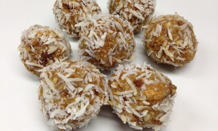 Feigen Tahini Trüffel mit Cashew, Kokosnuss und Sesam