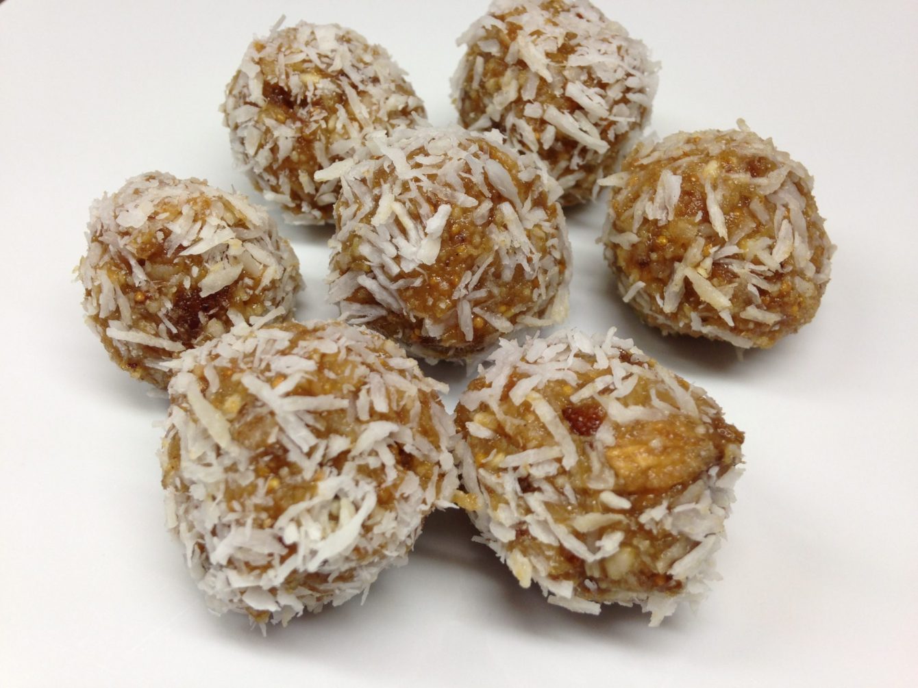 Feigen Tahini Trüffel mit Cashew, Kokosnuss und Sesam