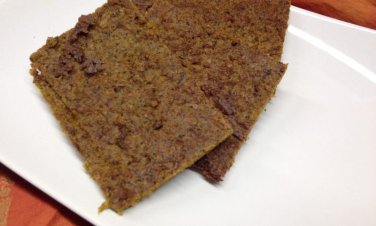 Rohkost Mais Brot mit Paprika und Kürbiskernen