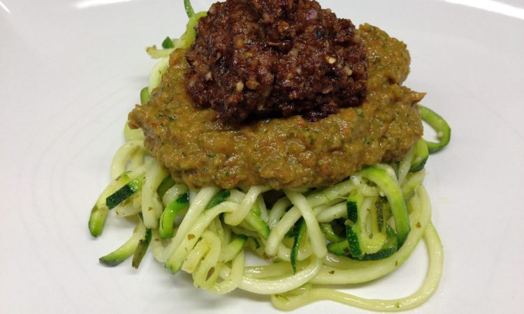 Zucchini Spaghetti mit Basilikum Tomaten Sauce und Champignon Walnuss Hackbällchen