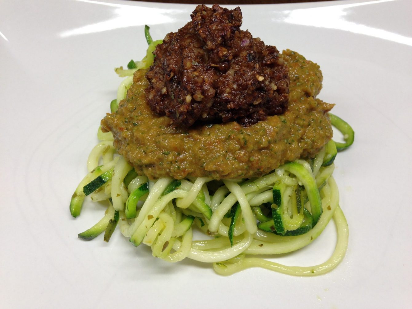 Zucchini Spaghetti mit Basilikum Tomaten Sauce und Champignon Walnuss Hackbällchen