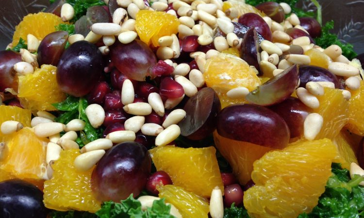 Grünkohl Salat mit Orangen, Trauben, Pinienkerne und Orangen Tahini Dressing