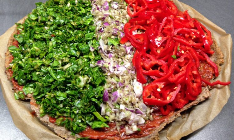 Quinoa Pizza mit Spinat, Paprika und Zwiebeln, glutenfrei und vegan