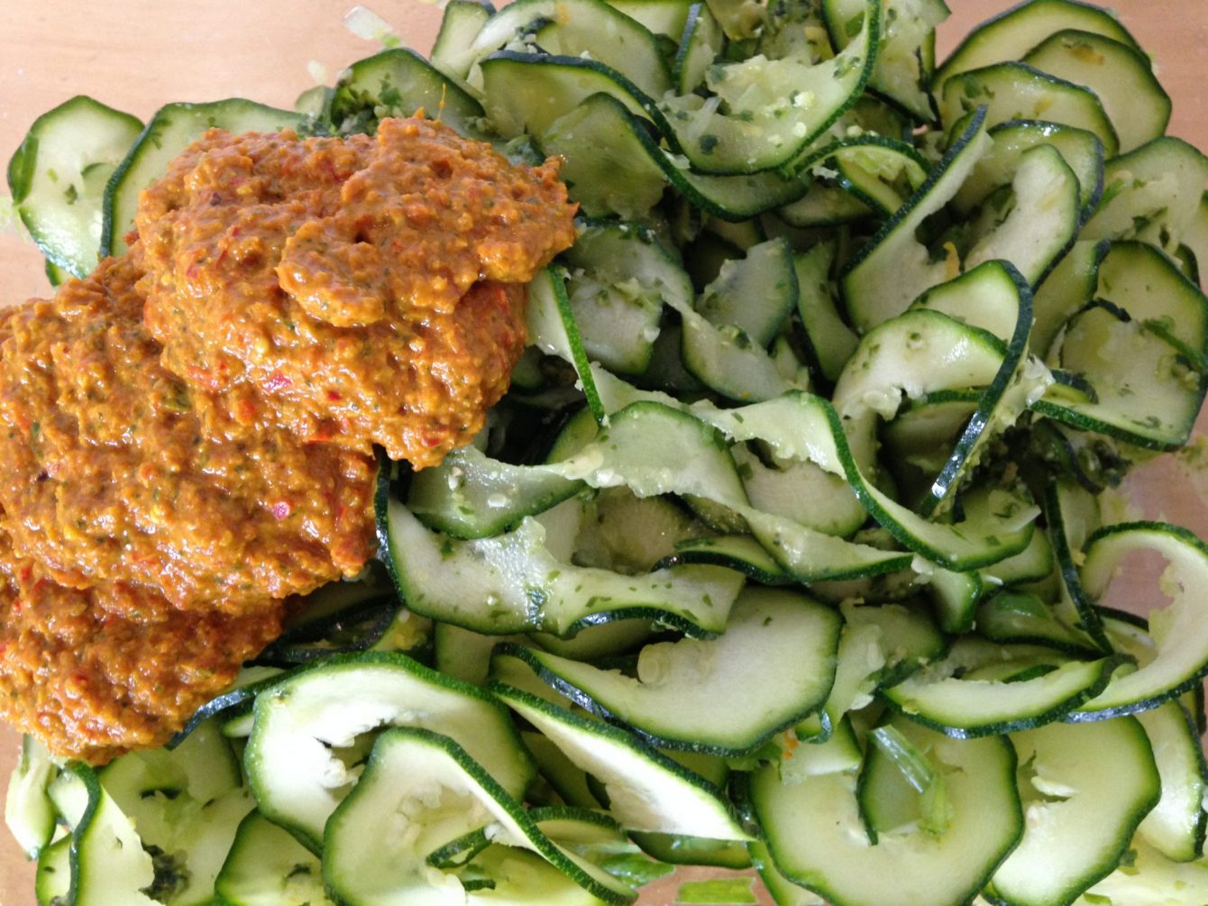 Zucchini mit Paprika Erdnuss Chili Sauce