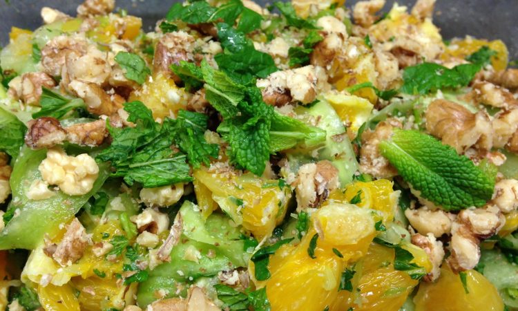 Gurkensalat mit Orangen und Walnüssen und Minze
