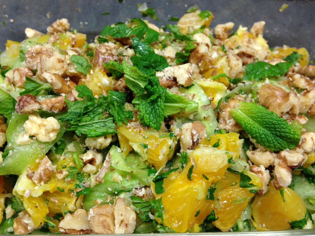 Gurkensalat mit Orangen und Walnüssen und Minze
