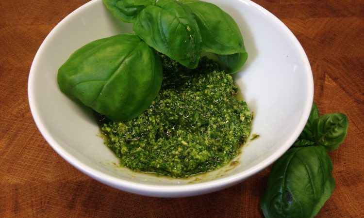 Klassisches Pesto mit Basilikum und Pinienkernen